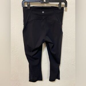 Lululemon Black Cropped Leggings Mesh Panels Size 6 (Estimate) EUC